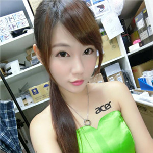 拿著(zhù)花束跑的情侶頭像4