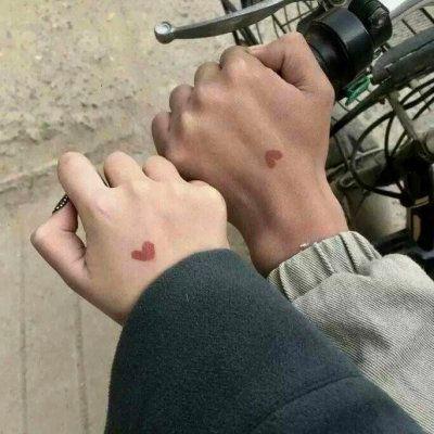 女生拿酒瓶頭像13