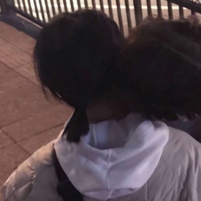女生拿酒瓶頭像3
