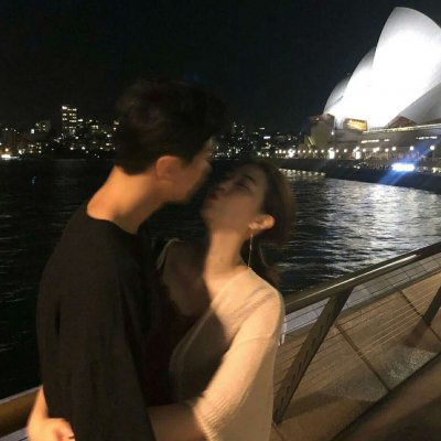 女生拿酒瓶頭像6