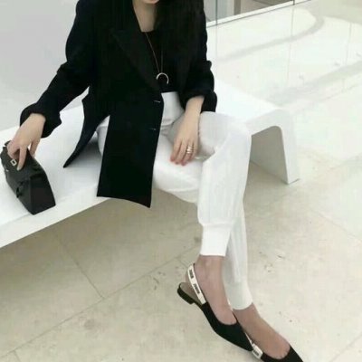 女生拿酒瓶頭像9