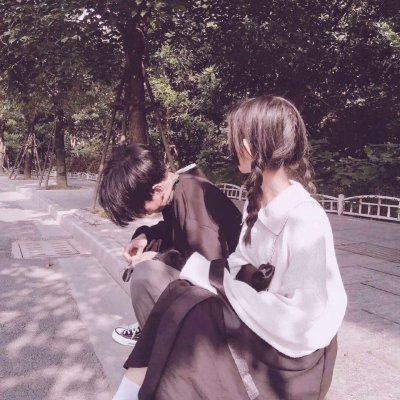 拿著(zhù)花束跑的情侶頭像5