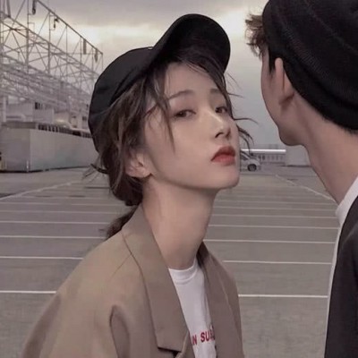 面對微笑的年輕人的好看頭像2